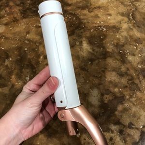 T3 Voluminous Curls 1.5 clip barrel.